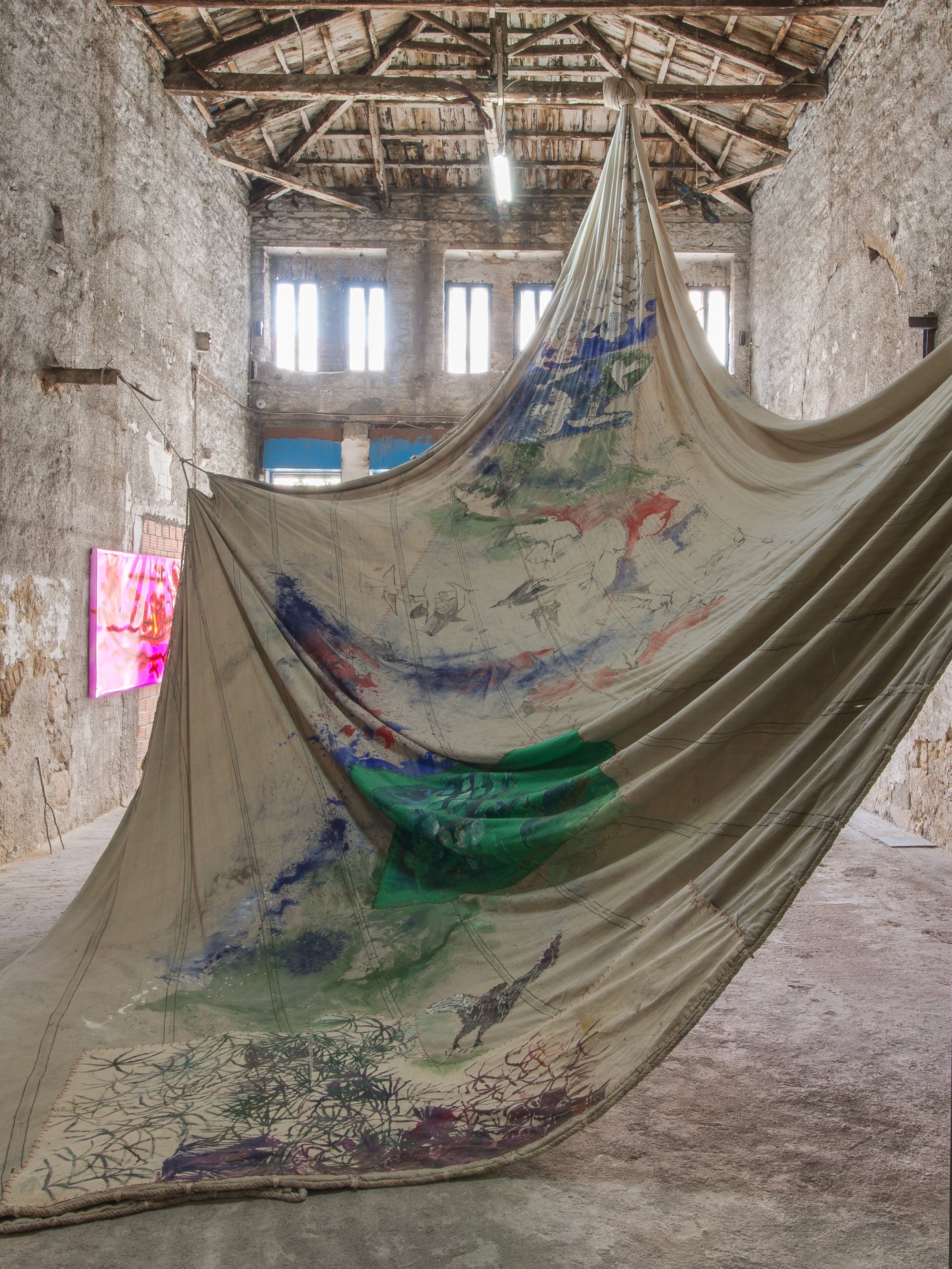 Anna Boghiguian, Trade + Birds, sail canvas, painted Birds: plaster, paint, wax on gauze bandage, 2000 x 800 cm, 2018